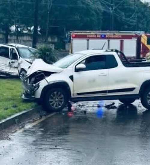 COLISÃO ENTRE CARROS DEIXA MOTORISTAS FERIDOS EM FRANCISCO BELTRÃO
