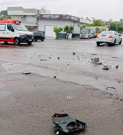 COLISÃO ENTRE CARROS DEIXA UMA PESSOA FERIDA EM SANTA IZABEL DO OESTE
