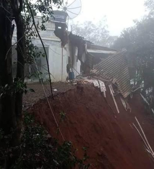 DESLIZAMENTO INTERDITA CASA E DEIXA FAMÍLIA DESALOJADA EM BARRACÃO