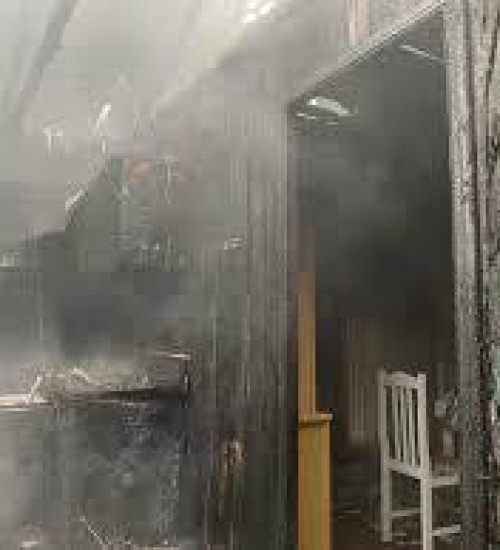 INCÊNDIO DESTRÓI PARTE DE CASA DE MADEIRA EM SÃO JORGE D’OESTE