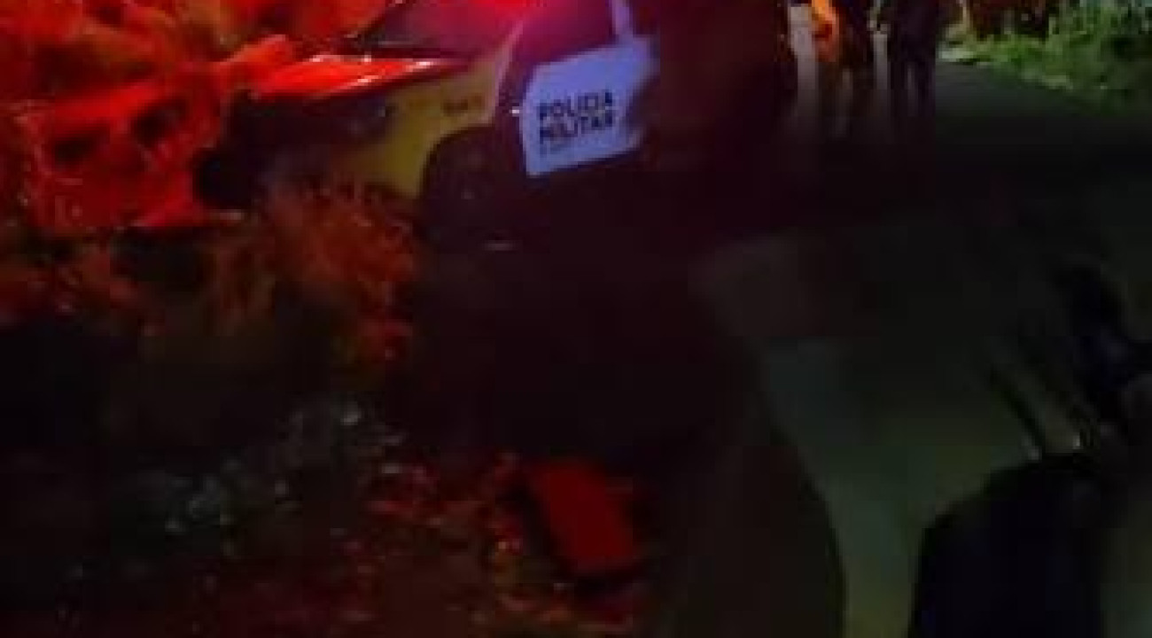 CARREGADEIRA DESPENCA EM BARRANCO E ATINGE RESIDÊNCIA EM CORONEL VIVIDA