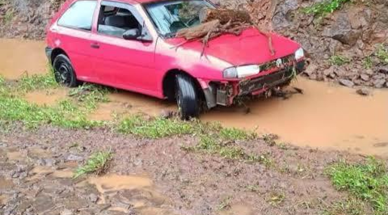 CARRO É ARRASTADO PELA FORÇA DA ÁGUA EM ENÉAS MARQUES