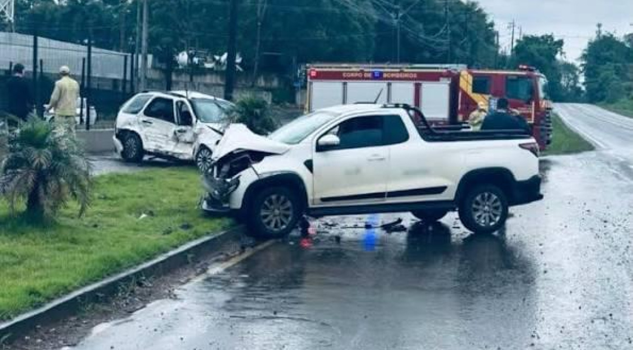 COLISÃO ENTRE CARROS DEIXA MOTORISTAS FERIDOS EM FRANCISCO BELTRÃO
