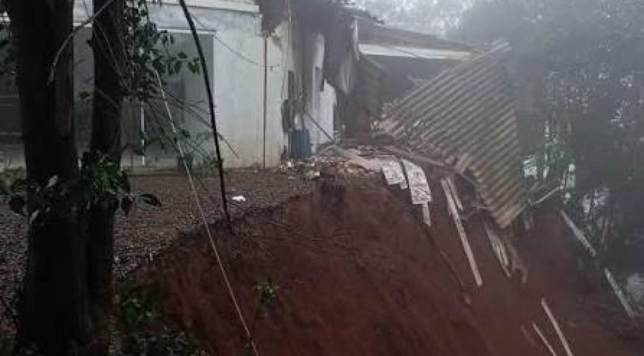 DESLIZAMENTO INTERDITA CASA E DEIXA FAMÍLIA DESALOJADA EM BARRACÃO