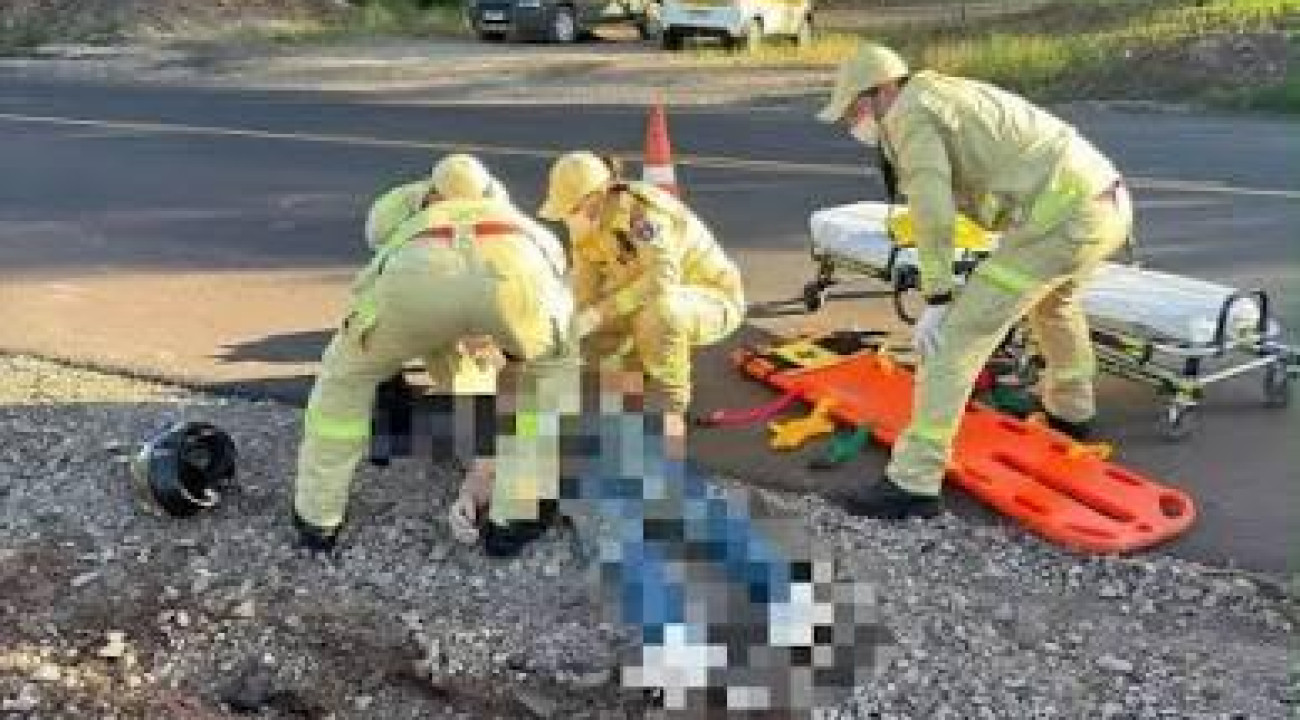 ESCADA CAI DE FIAT STRADA E ATINGE MOTOCICLISTA NA PR-180