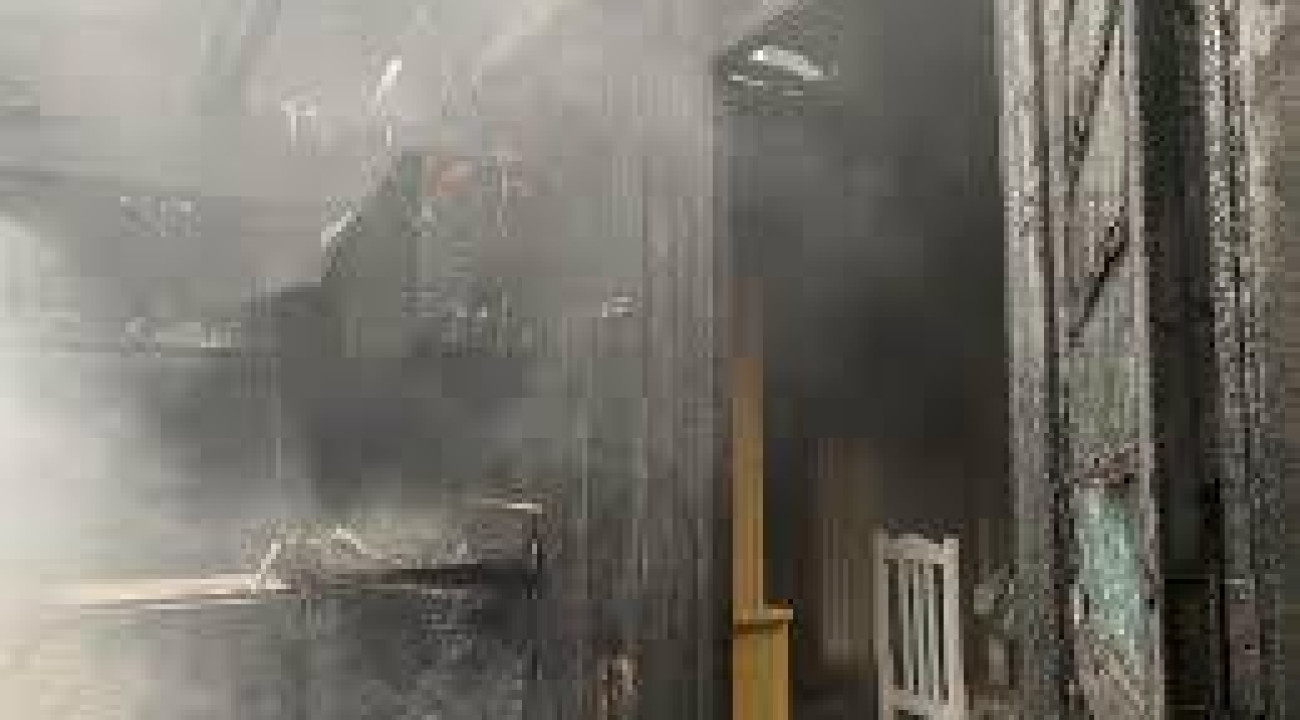 INCÊNDIO DESTRÓI PARTE DE CASA DE MADEIRA EM SÃO JORGE D’OESTE