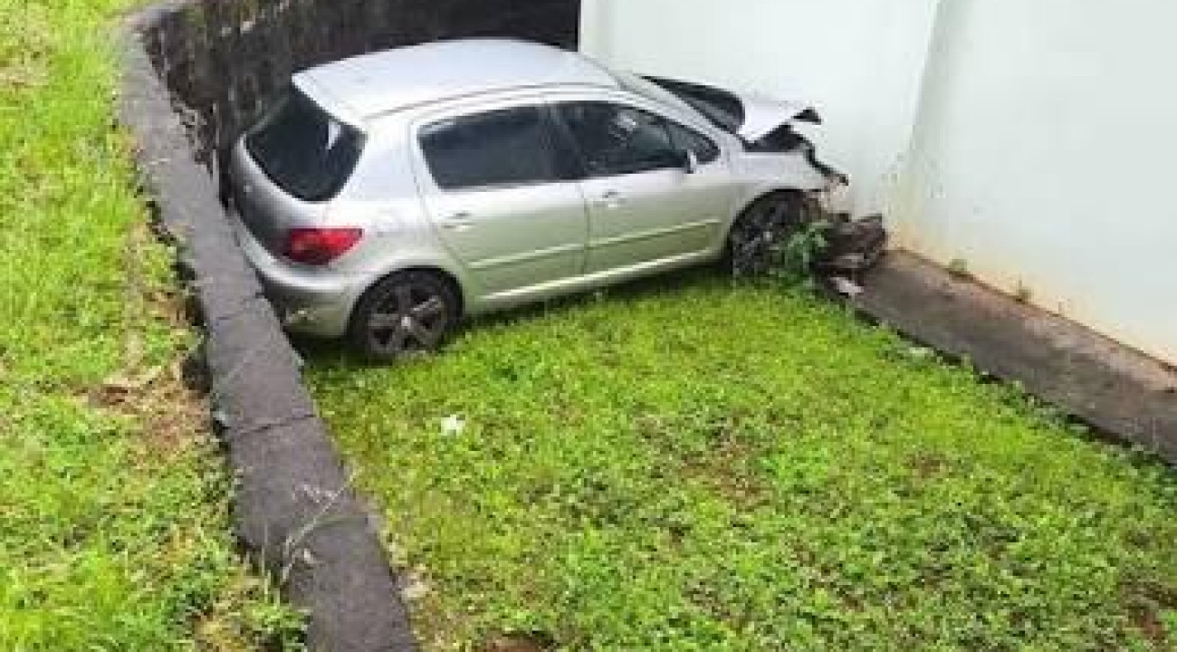PEUGEOT SAI DA PISTA E ATINGE PAREDE EM REALEZA